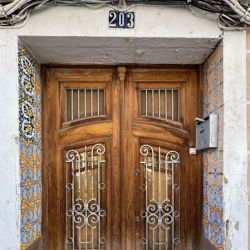 Slide 17: Doorway in Cabanyal